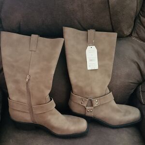 Time and Tru Women's Brown Heeled Boots